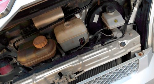 东风风光330汽车的水箱在哪个位置图片