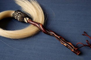 古时候那些太监手中为什么都要拿一个拂尘?有什么作用?